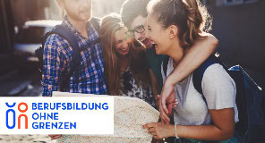 Vier junge Menschen mit Rucksäcken lachen zusammen